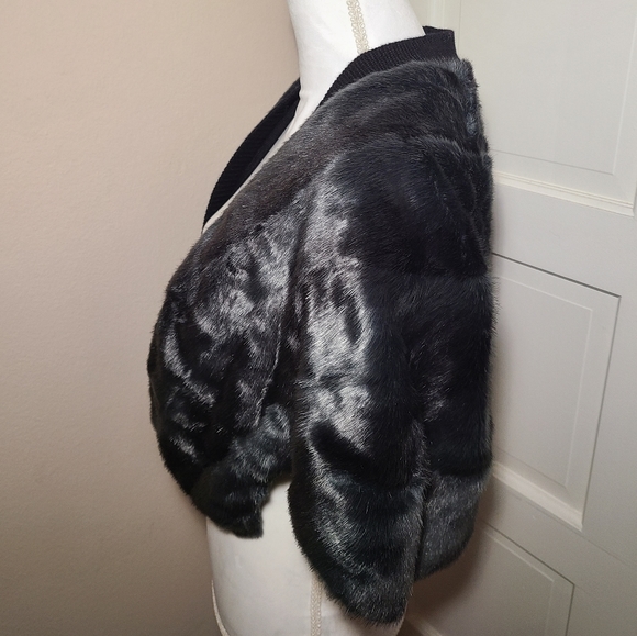 Henri Bendel Faux Fur Shrug Cape NWT - Picture 3 of 6